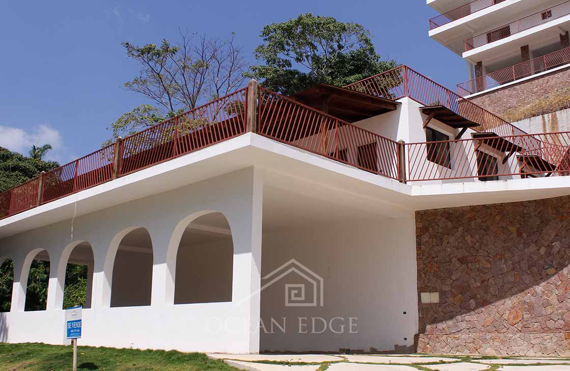 Las-Terrenas-Real-Estate-Ocean-Edge-Dominican-Republic - Large villa on a central hillside (2)