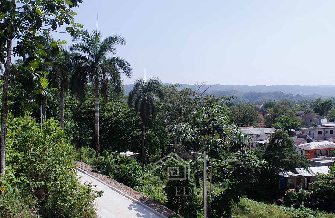 Las-Terrenas-Real-Estate-Ocean-Edge-Dominican-Republic - Large villa on a central hillside (25)