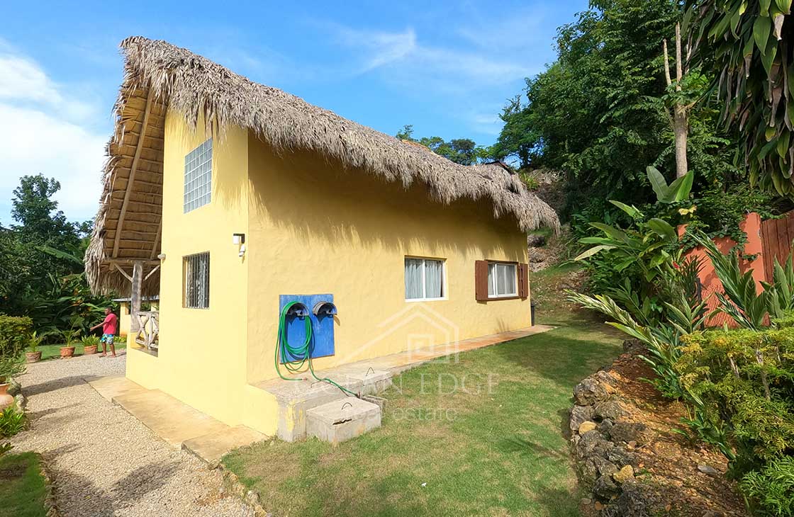 Country-villa-with-spacious-garden-in-Barbacoa-las-terrenas-ocean-edge-real-estate