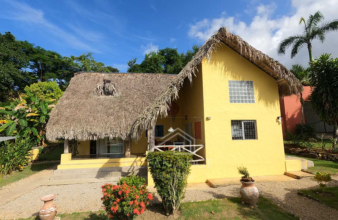 Country-villa-with-spacious-garden-in-Barbacoa-las-terrenas-ocean-edge-real-estate