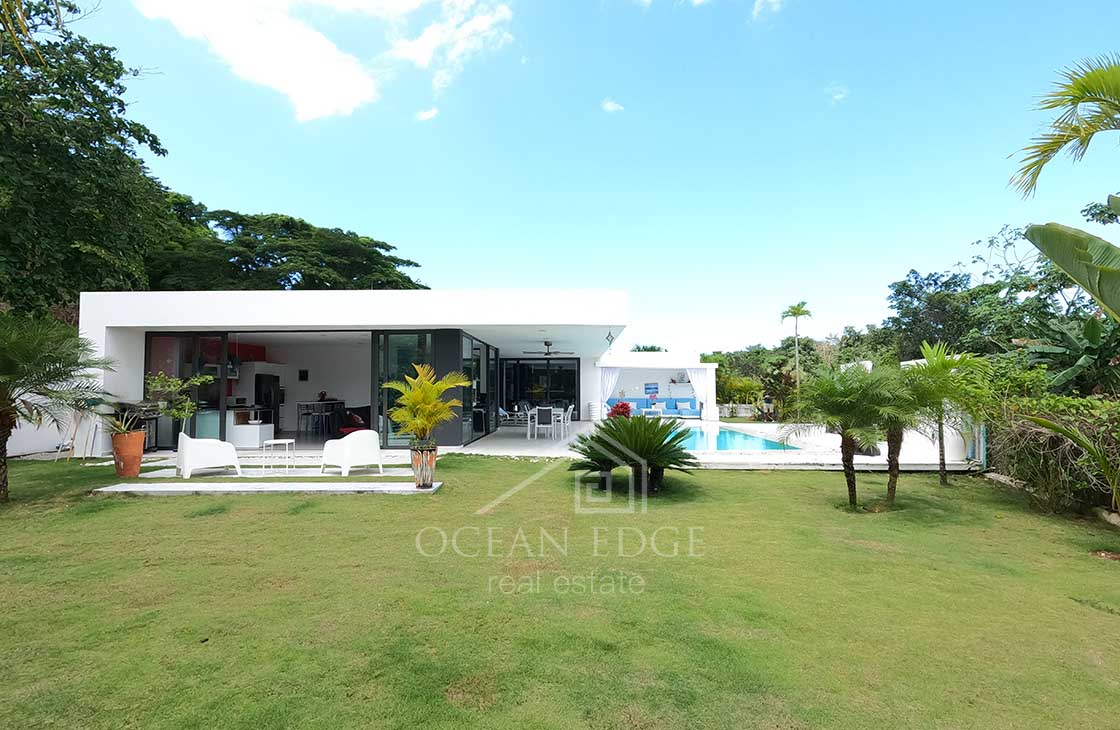 Luxury-3-bed-villa-with-golf-course-in-Las-Ballenas-las-terrenas-ocean-edge-real-estate