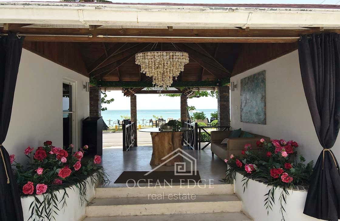 Beachfront hotel and restaurant by Playa Popy (46)