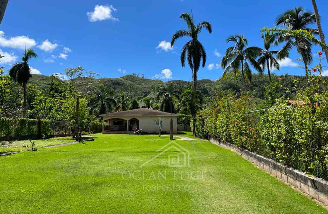 2-Bed villa sitting on a large land near the beach in Playa Cosón-las-terrenas-ocean-edge-real-estate (1)