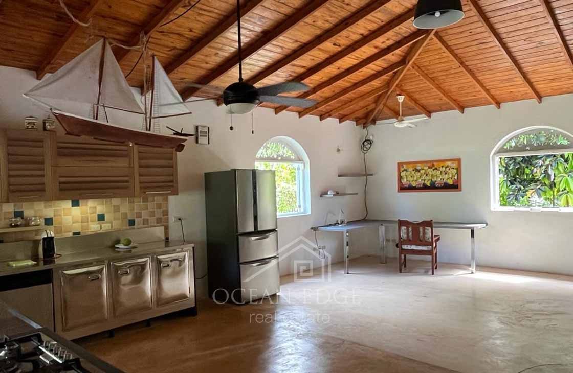 2-Bed villa sitting on a large land near the beach in Playa Cosón-las-terrenas-ocean-edge-real-estate (12)