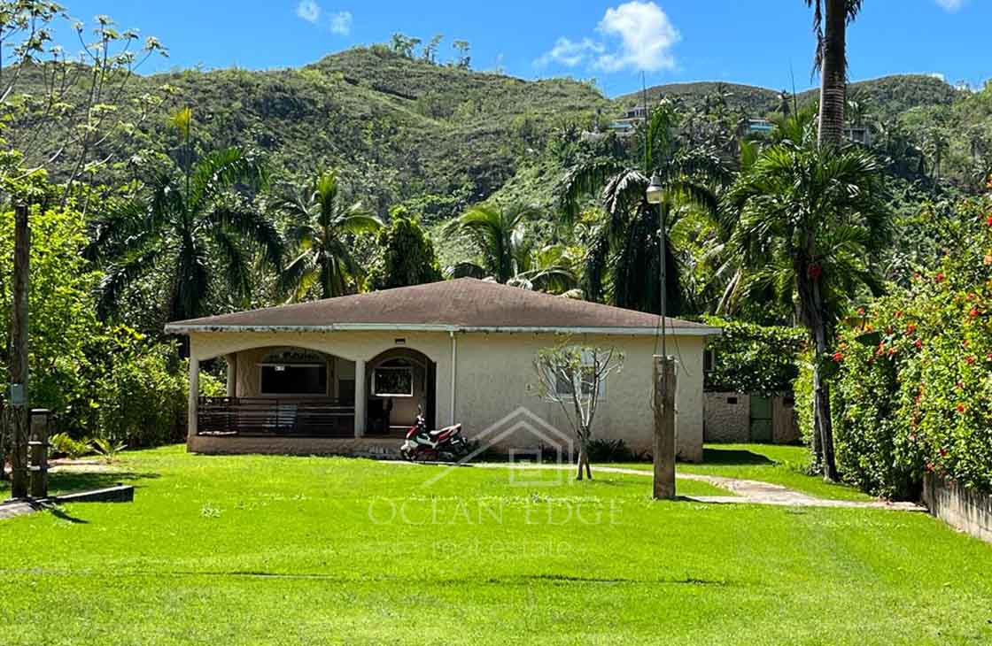 2-Bed villa sitting on a large land near the beach in Playa Cosón-las-terrenas-ocean-edge-real-estate (2)