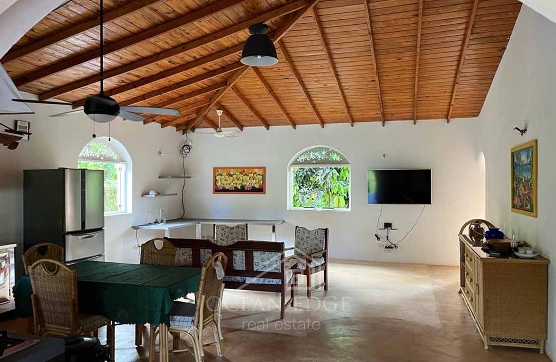 2-Bed villa sitting on a large land near the beach in Playa Cosón-las-terrenas-ocean-edge-real-estate (9)