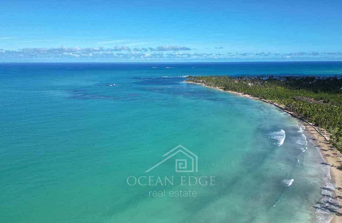 nvestment-villa-in-beachfront-hotel-playa-coson-las-terrenas-ocean-edge-real-estate-plan-villa-drone-