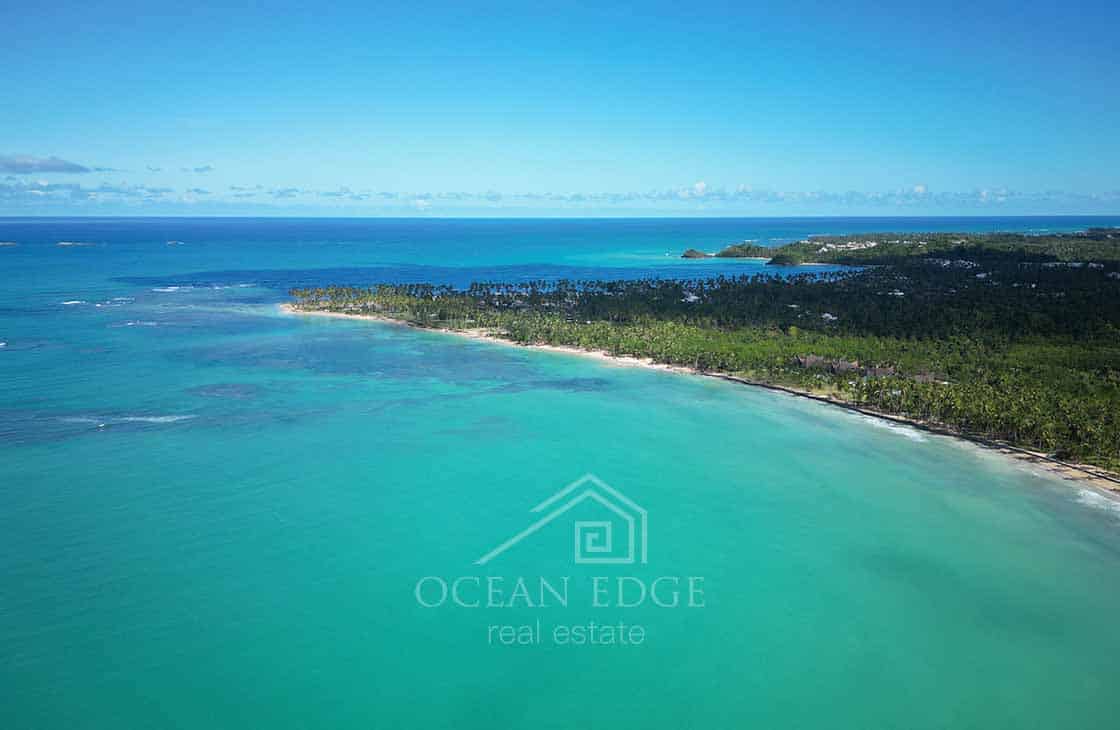 nvestment-villa-in-beachfront-hotel-playa-coson-las-terrenas-ocean-edge-real-estate-plan-villa-drone-
