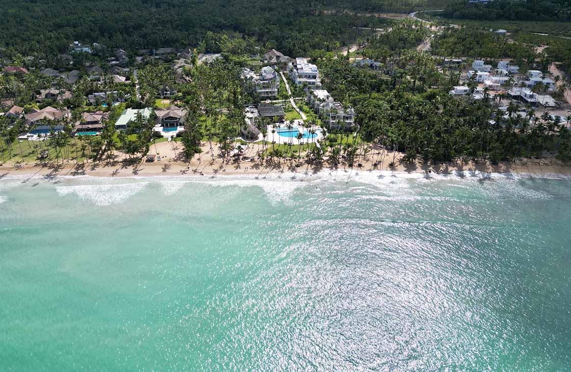 nvestment-villa-in-beachfront-hotel-playa-coson-las-terrenas-ocean-edge-real-estate-plan-villa-drone-