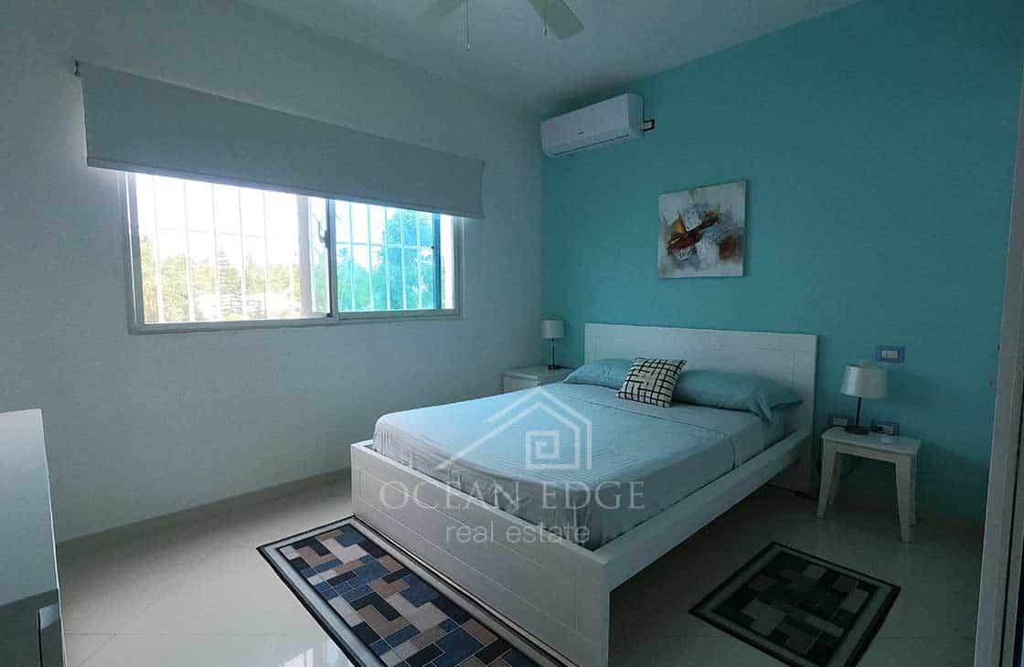 Renovated Ocean view Triplex in front of popy beach