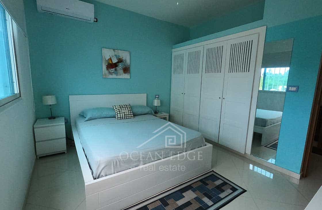 Renovated Ocean view Triplex in front of popy beach