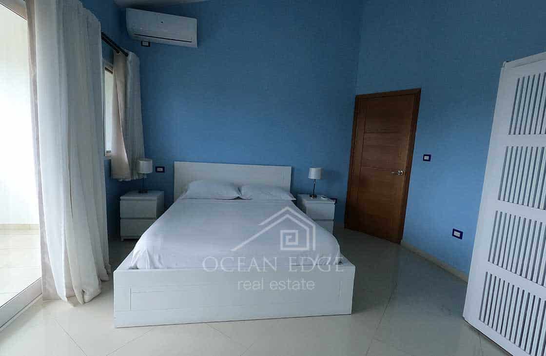 Renovated Ocean view Triplex in front of popy beach