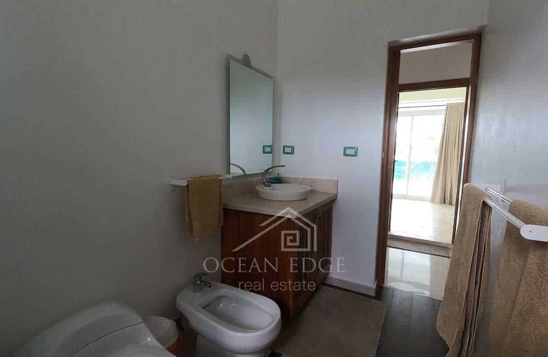 Renovated Ocean view Triplex in front of popy beach