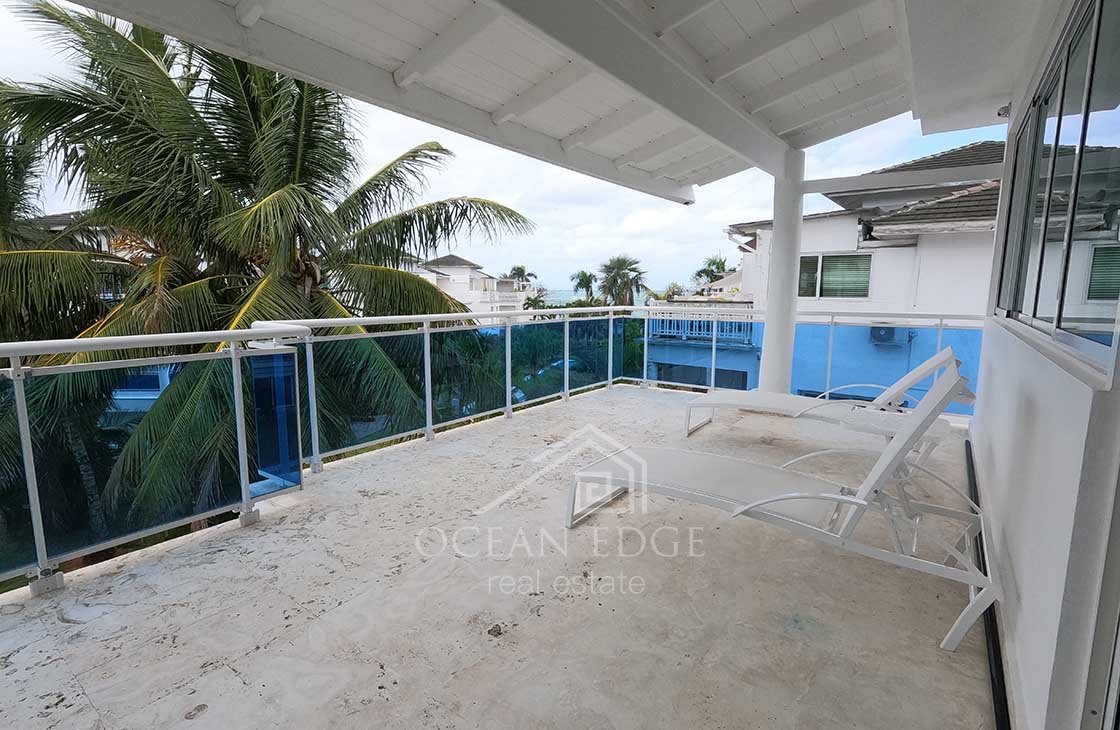 Renovated Ocean view Triplex in front of popy beach