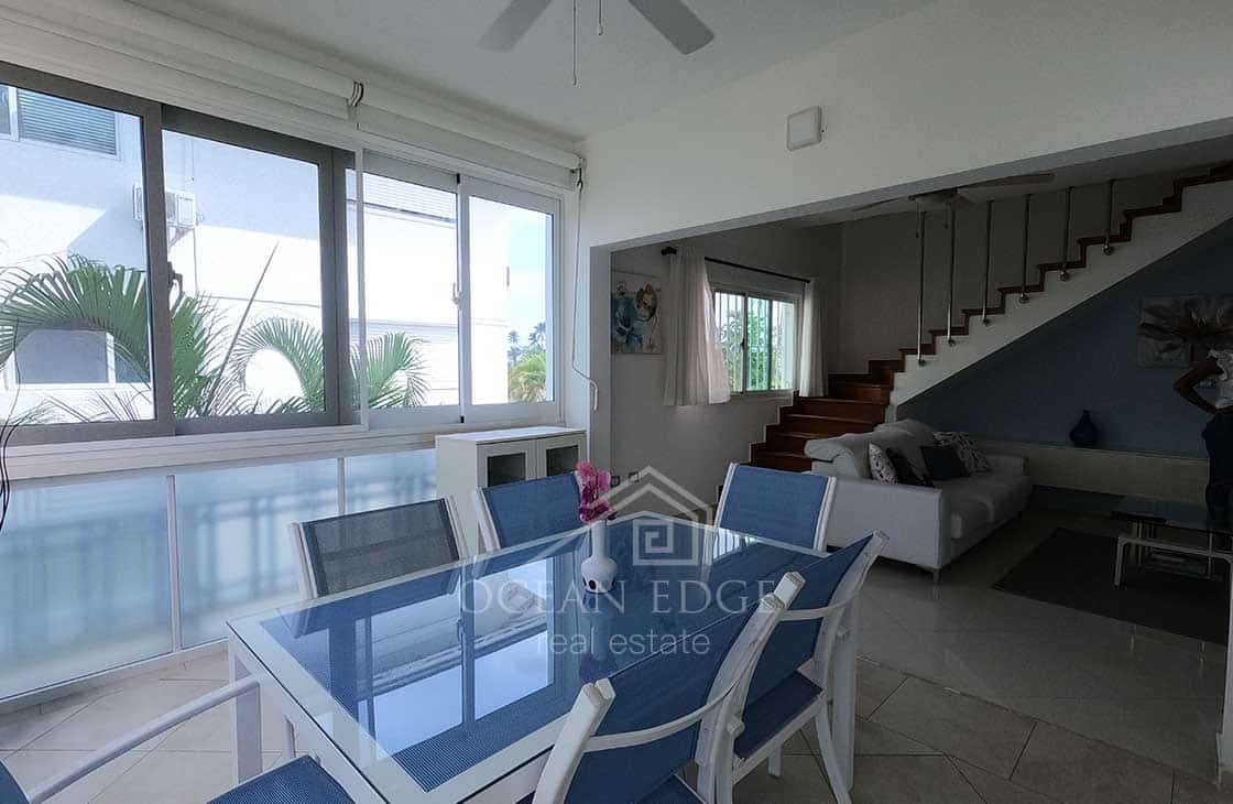 Renovated Ocean view Triplex in front of popy beach