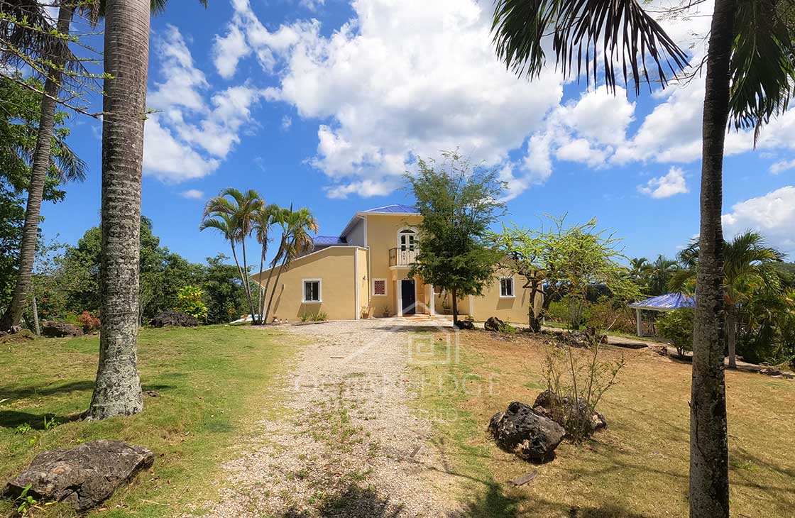 Moutain-family-home-with-ocean-view-in-Limon-ocean-edge-real-estate.JPG