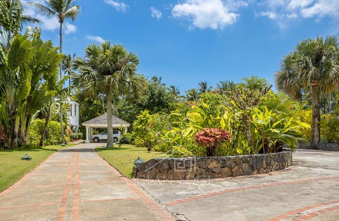 Luxury Redefined in Bonita's Beachfront Gem-las-terrenas-ocean-edge-real-estate (20)
