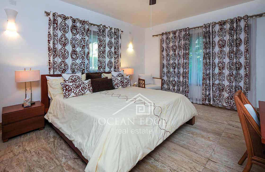 5-Bedroom Villa in the Prestigious Beachfront Community of El Portillo (27)