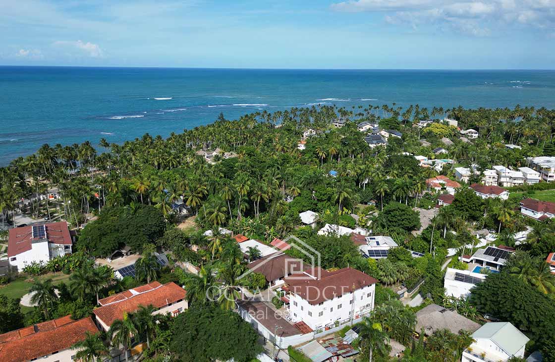 Traditional 3-Bed Condo 150m to Las Ballenas beach drone