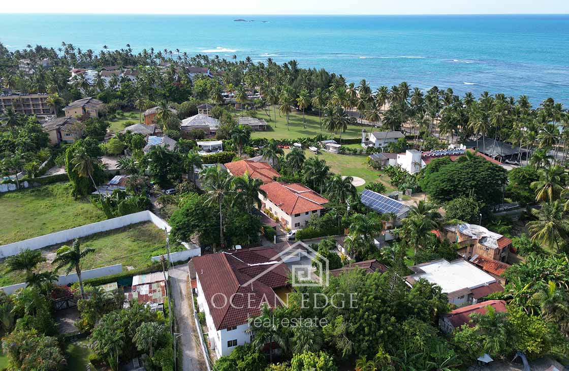 Traditional 3-Bed Condo 150m to Las Ballenas beach drone