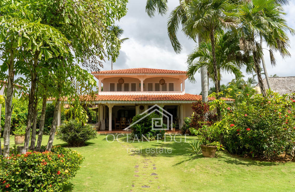 Beachfront vacation 4-br house on Playa Las Ballenas-las-terrenas-ocean-edge-real-estate (23)