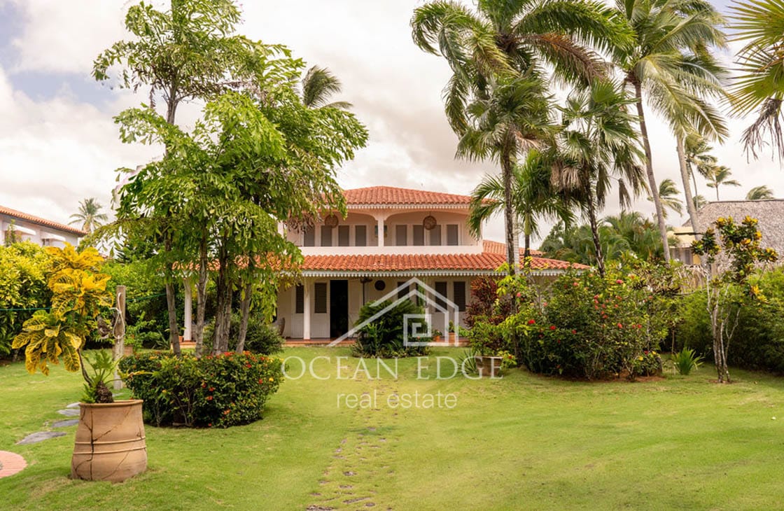 Beachfront vacation 4-br house on Playa Las Ballenas-las-terrenas-ocean-edge-real-estate (31)