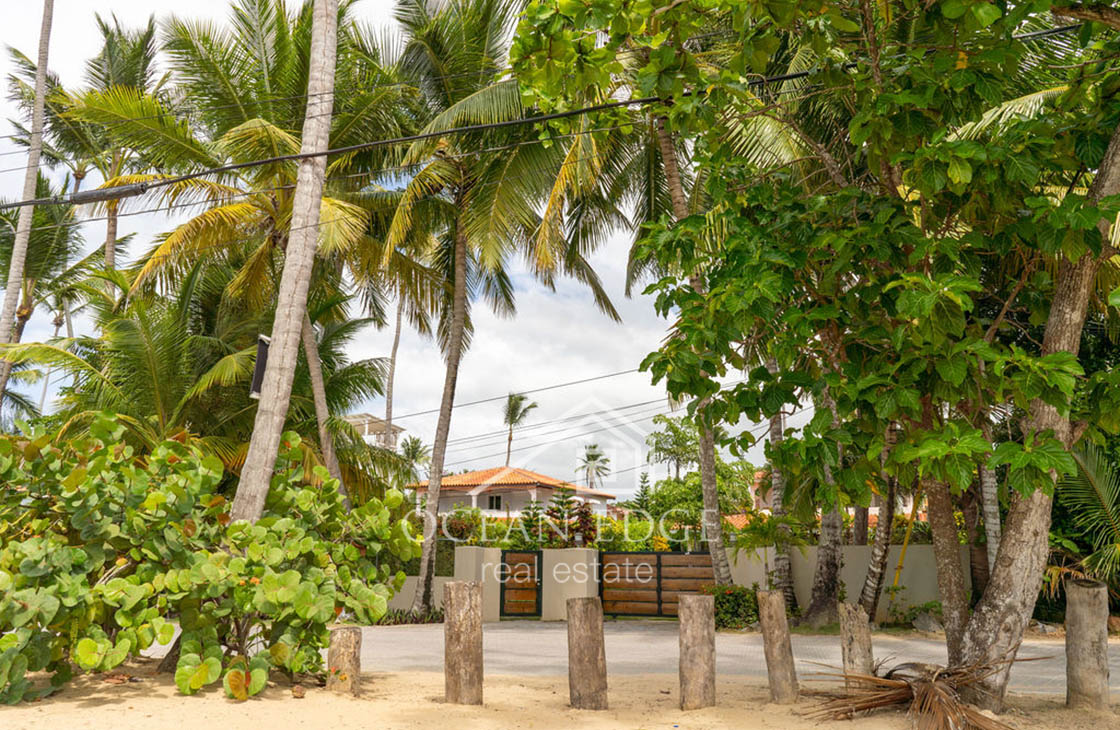 Beachfront vacation 4-br house on Playa Las Ballenas-las-terrenas-ocean-edge-real-estate (36)