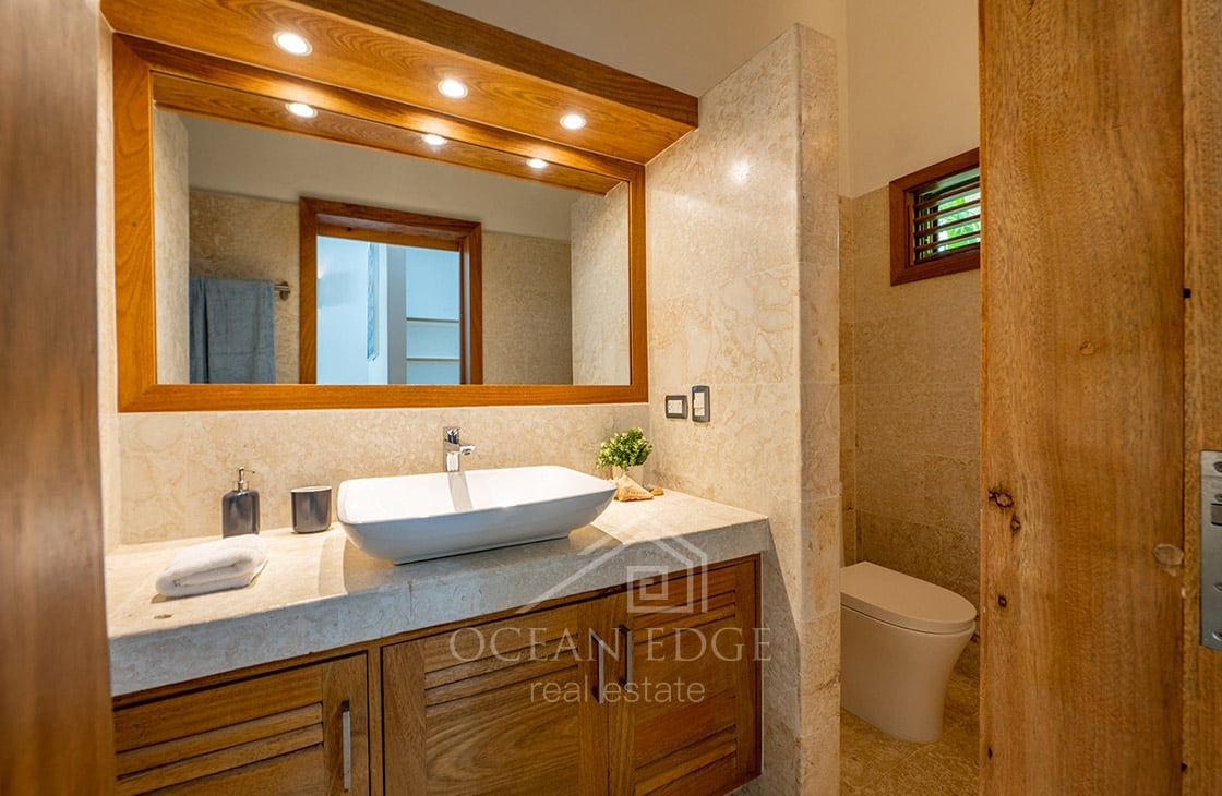 4-bed single storey house with large plot & pool