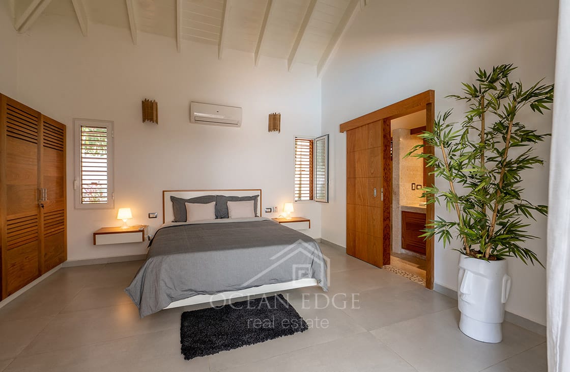 4-bed single storey house with large plot & pool