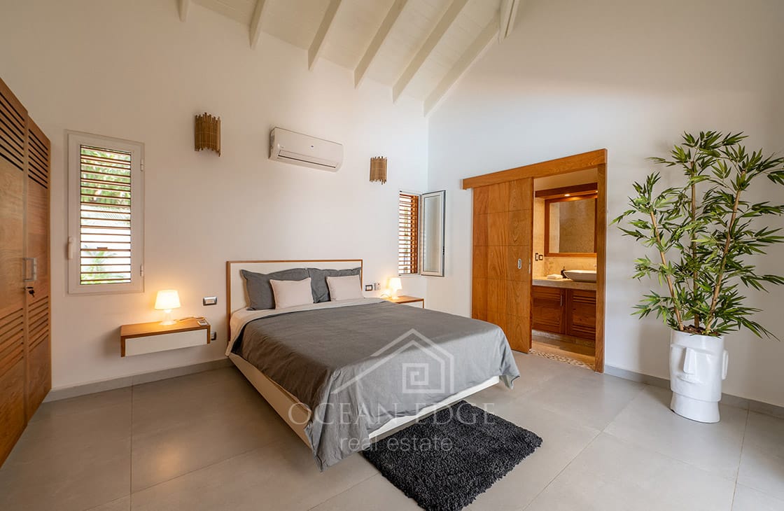 4-bed single storey house with large plot & pool