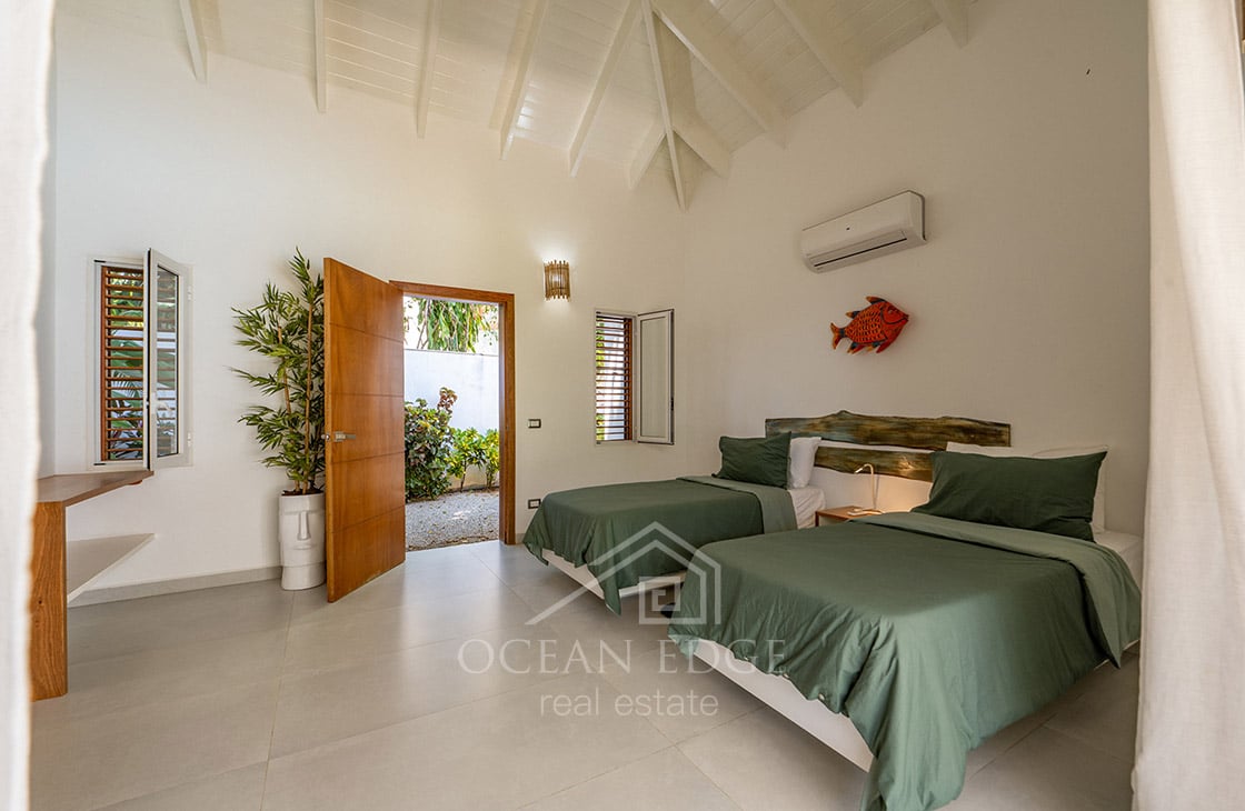 4-bed single storey house with large plot & pool