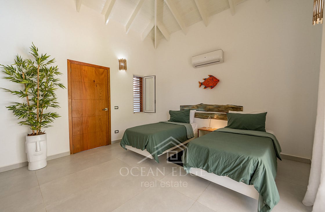 4-bed single storey house with large plot & pool