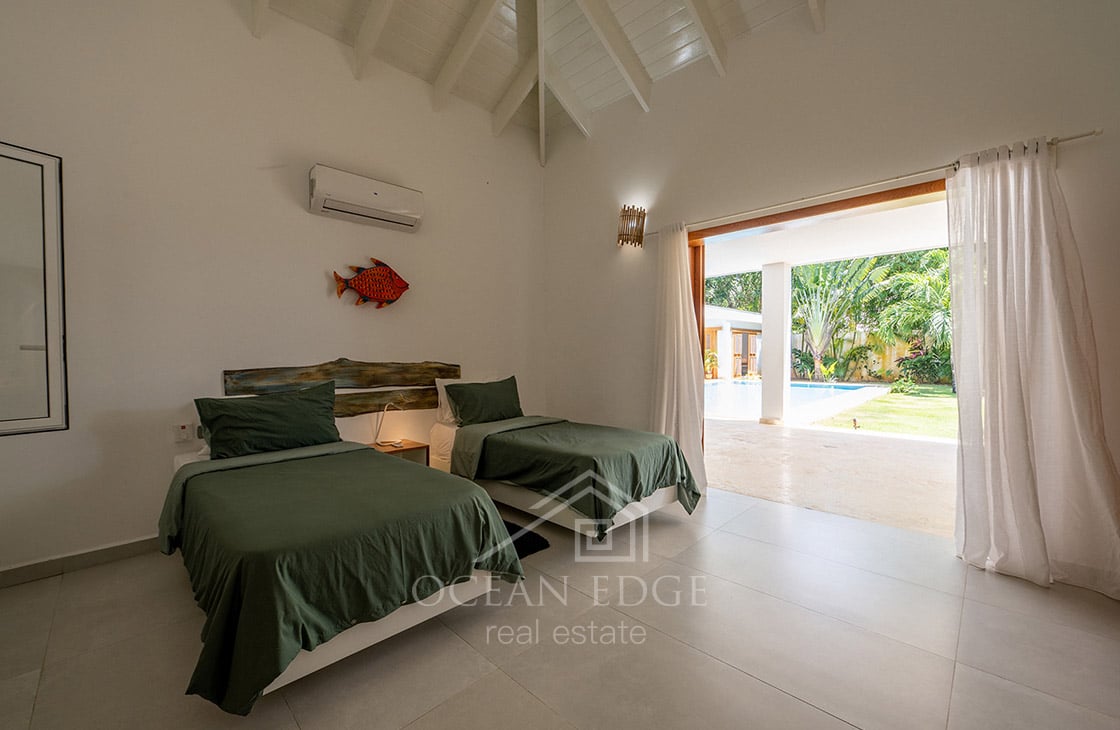 4-bed single storey house with large plot & pool