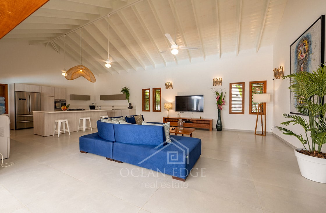 4-bed single storey house with large plot & pool