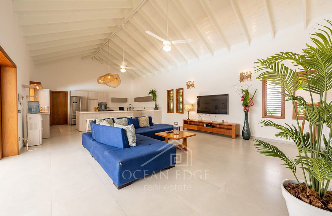 4-bed single storey house with large plot & pool