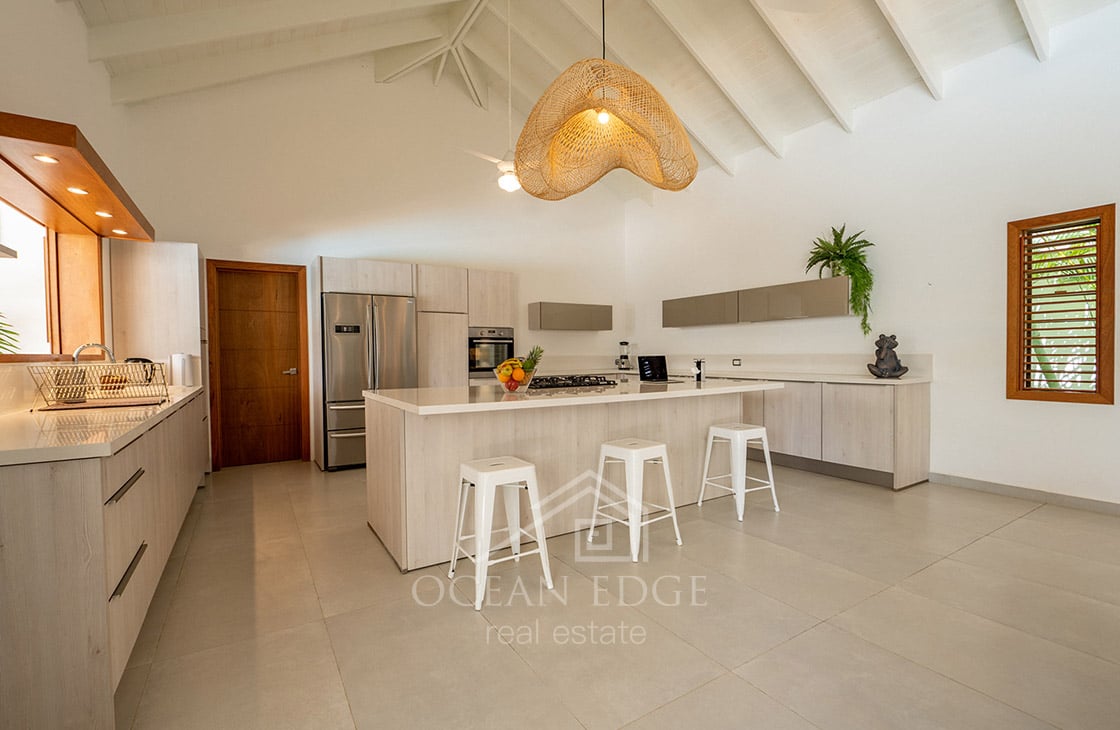 4-bed single storey house with large plot & pool