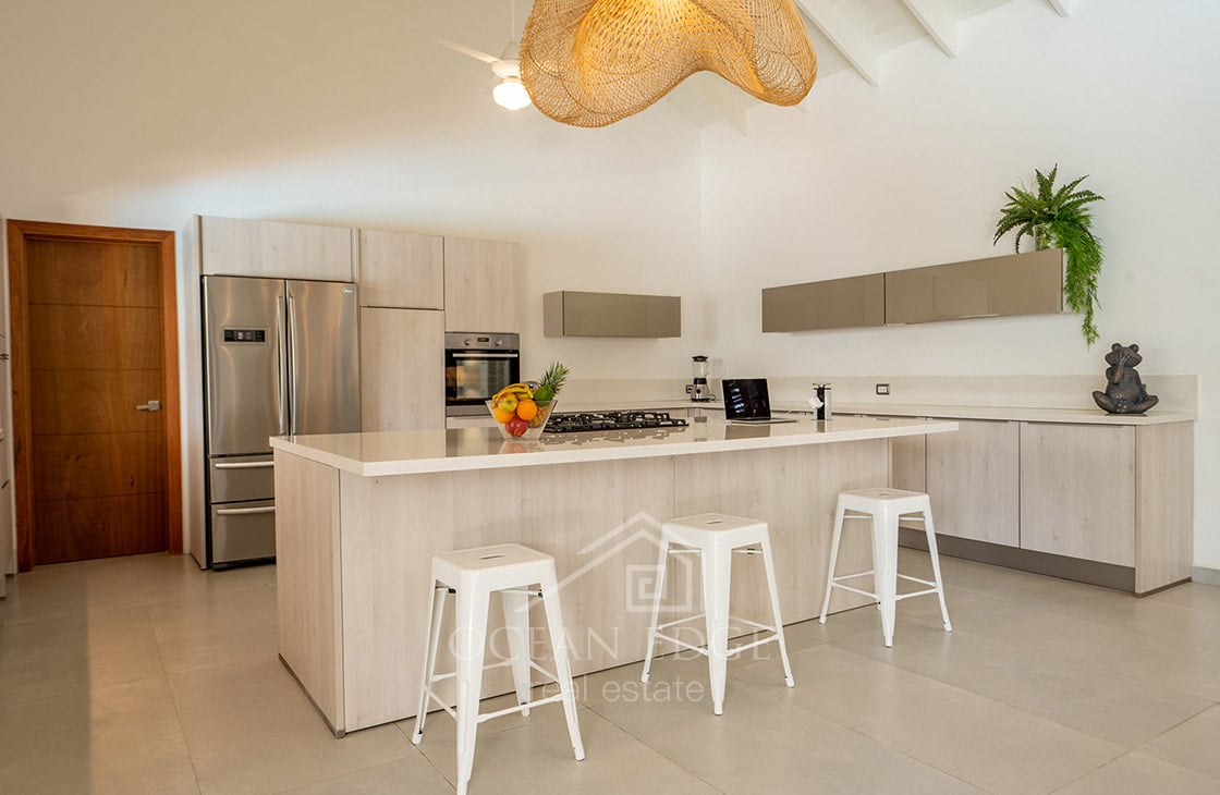 4-bed single storey house with large plot & pool