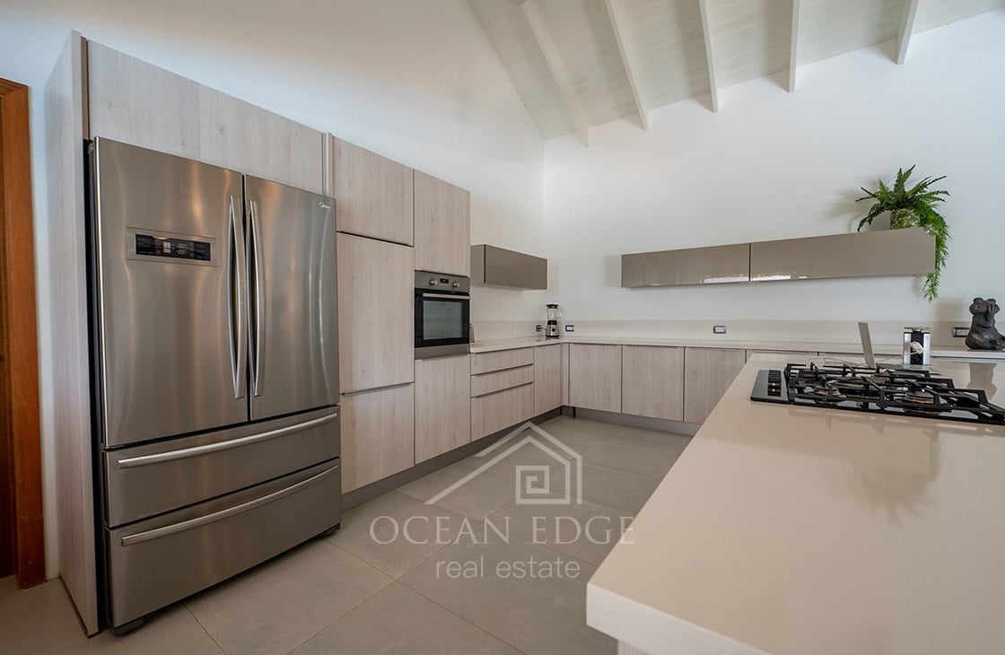 4-bed single storey house with large plot & pool