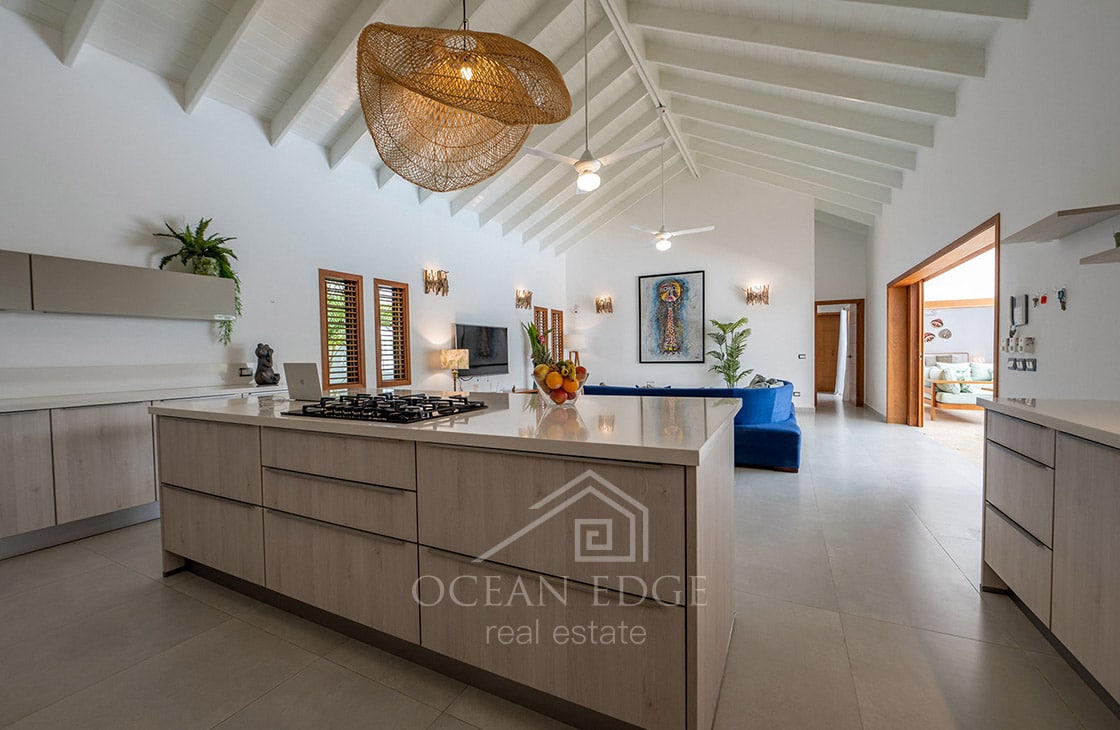 4-bed single storey house with large plot & pool