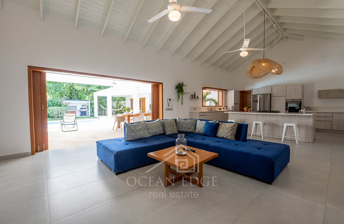 4-bed single storey house with large plot & pool