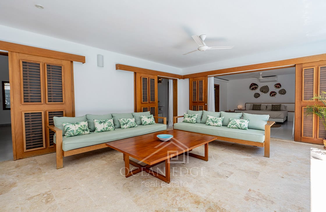 4-bed single storey house with large plot & pool