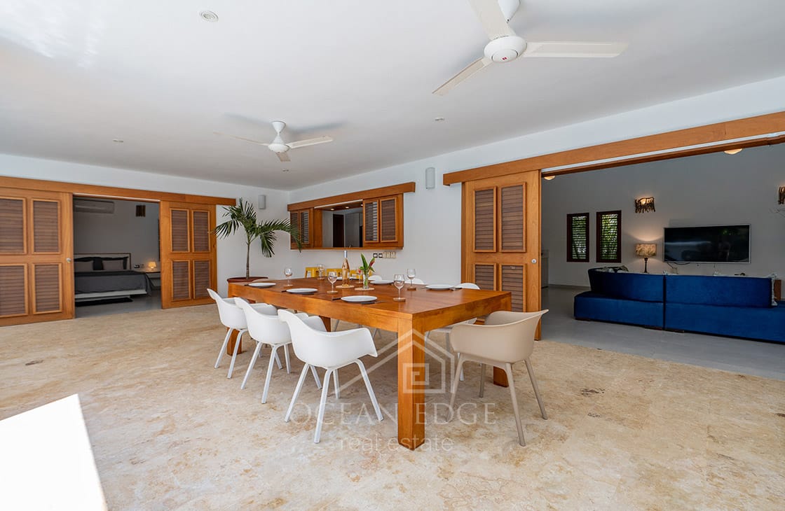 4-bed single storey house with large plot & pool