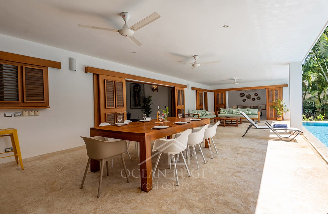 4-bed single storey house with large plot & pool