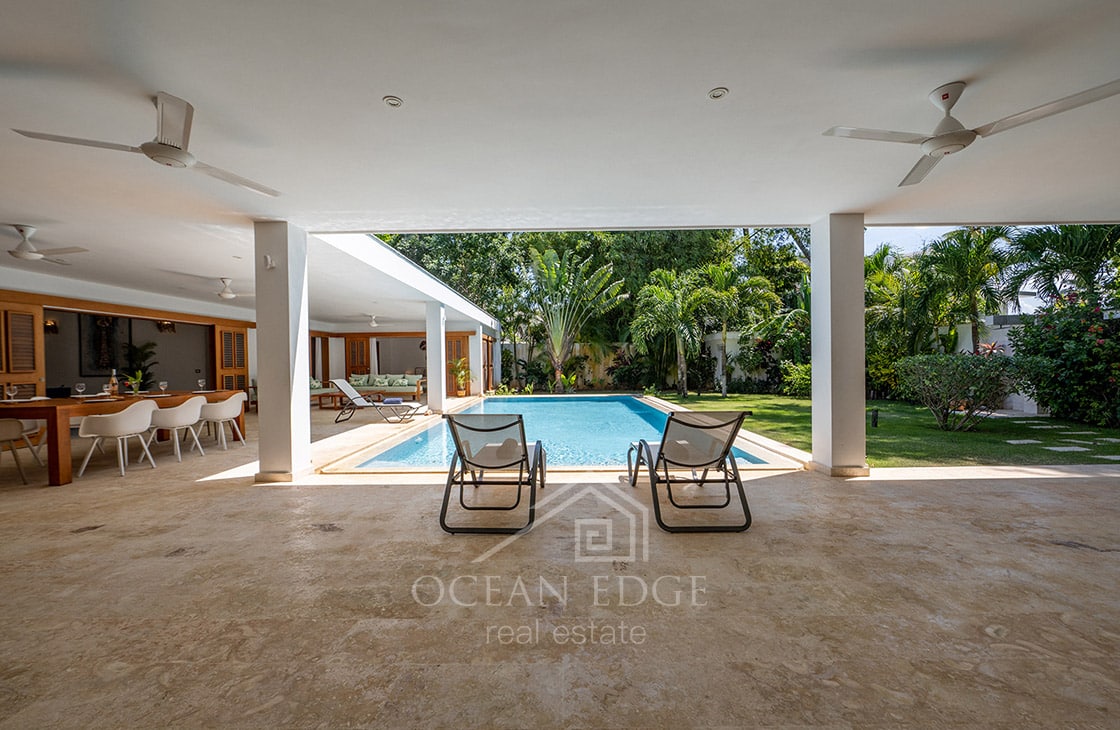 4-bed single storey house with large plot & pool