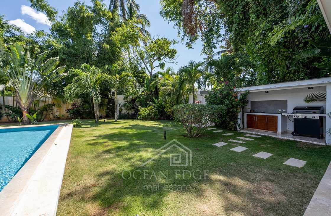 4-bed single storey house with large plot & pool