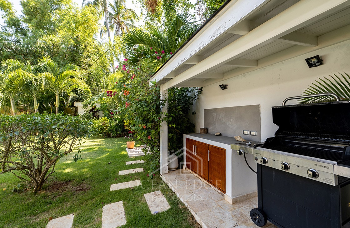 4-bed single storey house with large plot & pool