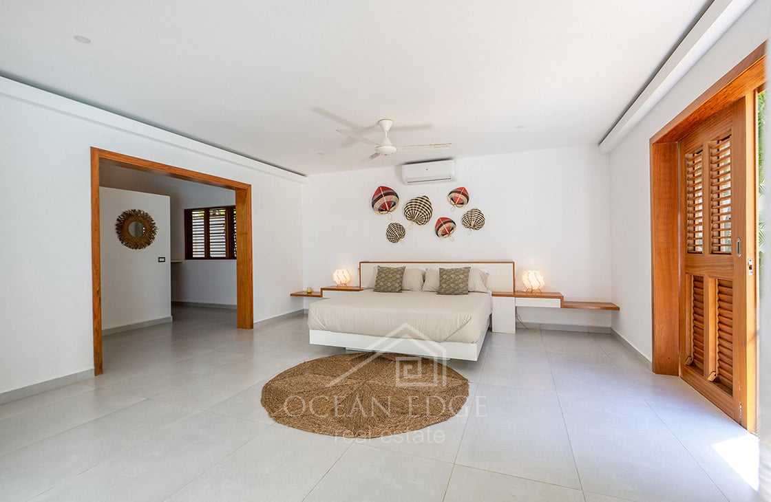 4-bed single storey house with large plot & pool