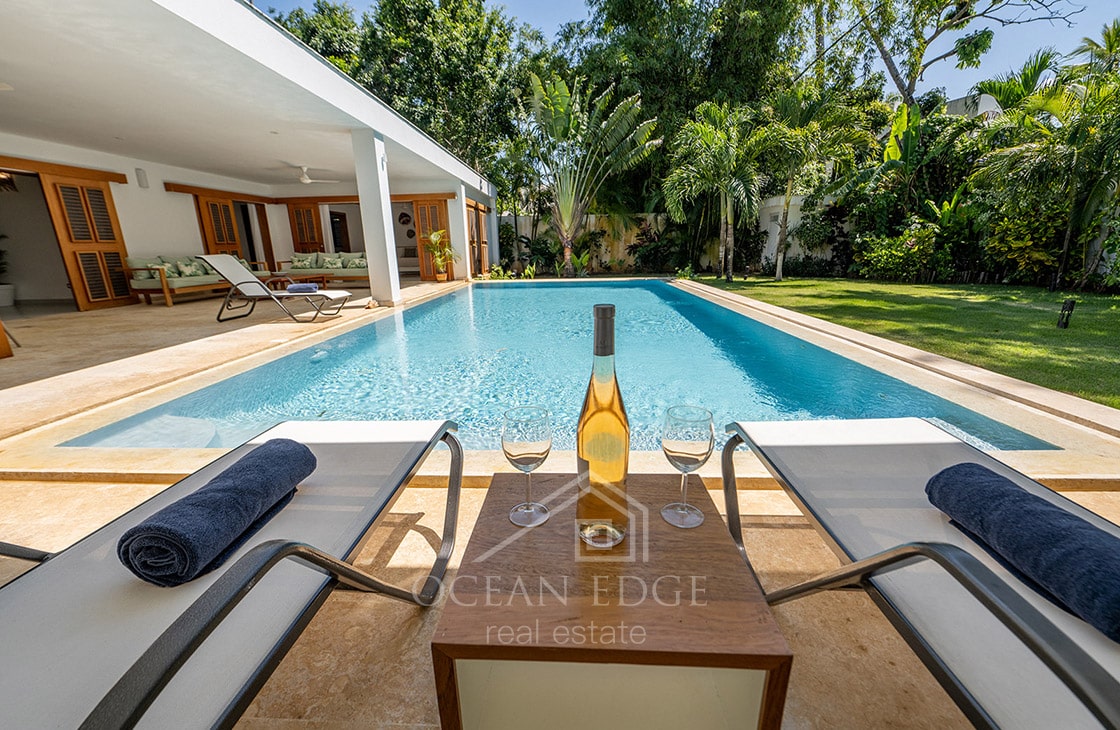 4-bed single storey house with large plot & pool