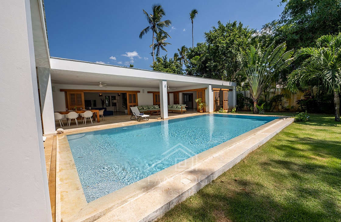 4-bed single storey house with large plot & pool