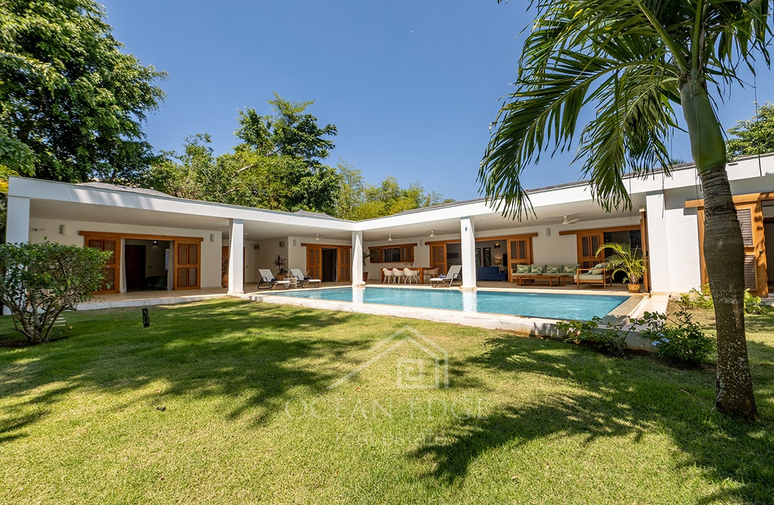 4-bed single storey house with large plot & pool